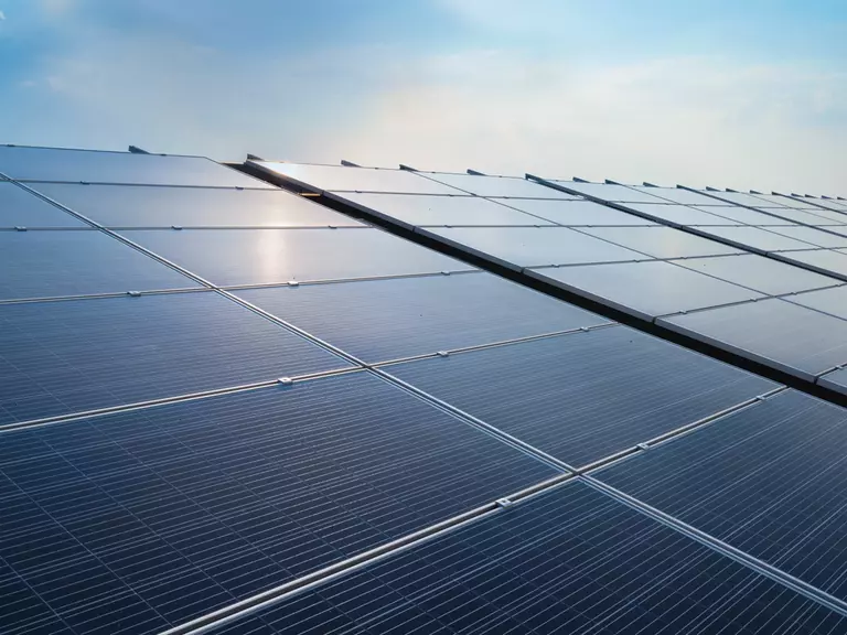 Von der Sonne angestrahlte Solarpanele unter blauem Himmel