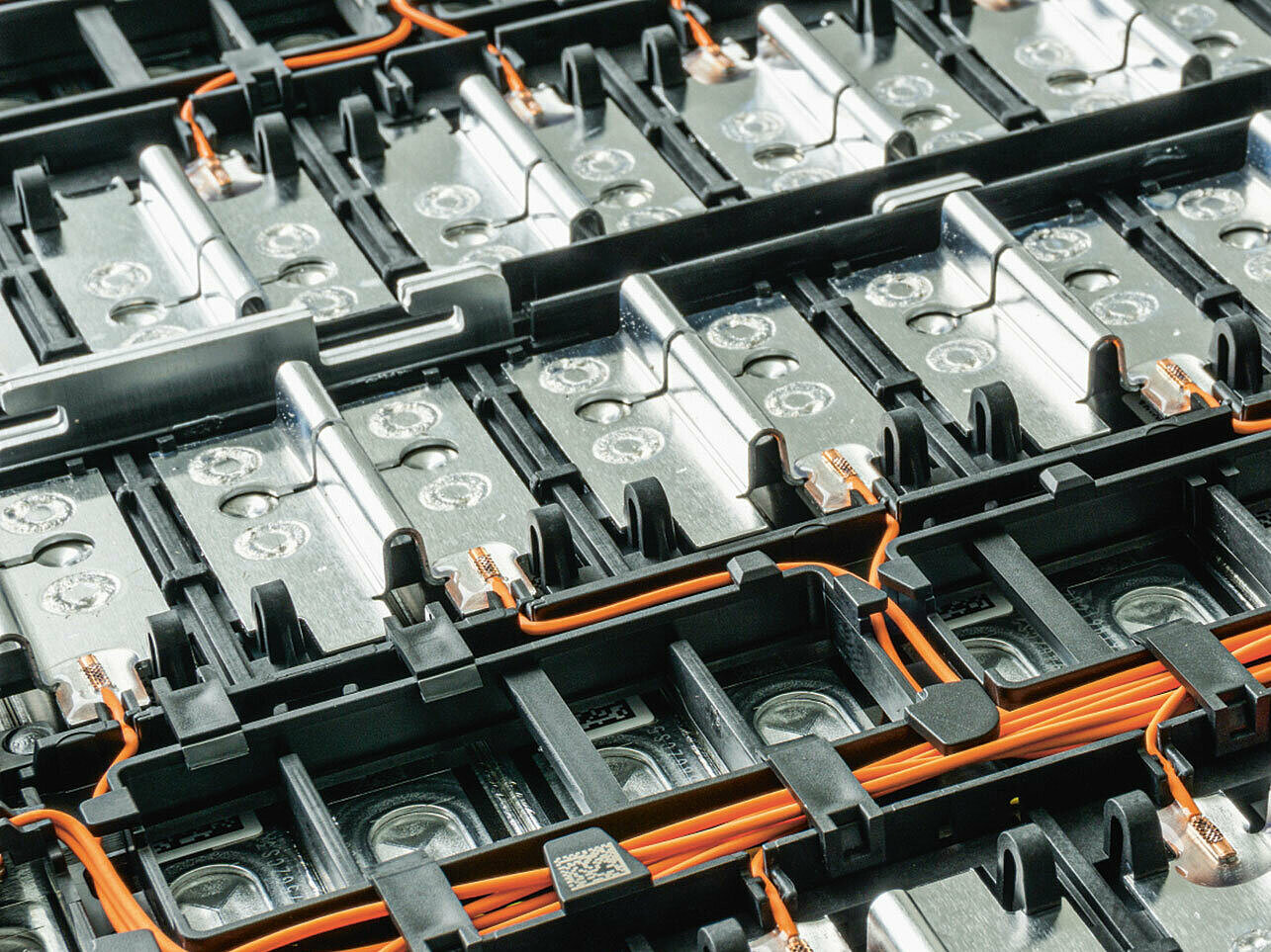 Technik im Inneren eines E-Autos in Form von Lötverbindungen