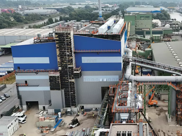 Luftaufnahme der CRH (Complex Recycling Hamburg), die eine große Blaue Werkshalle zeigt