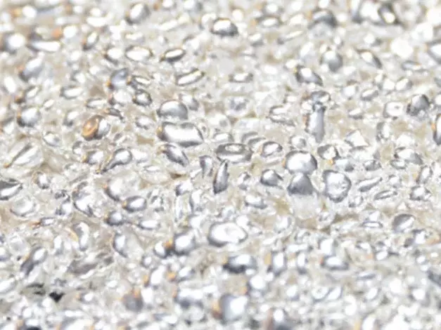 Nahaufnahme von Silbergranulat