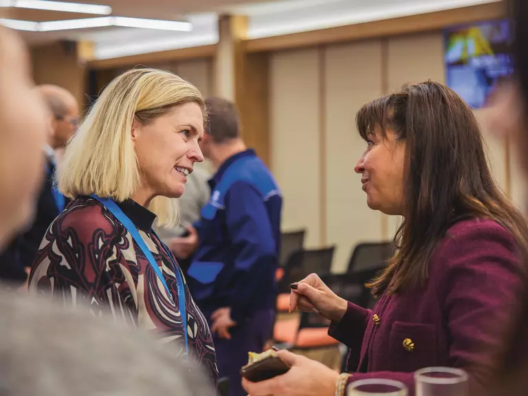 Dialog zwischen zwei Frauen während einer Veranstaltung