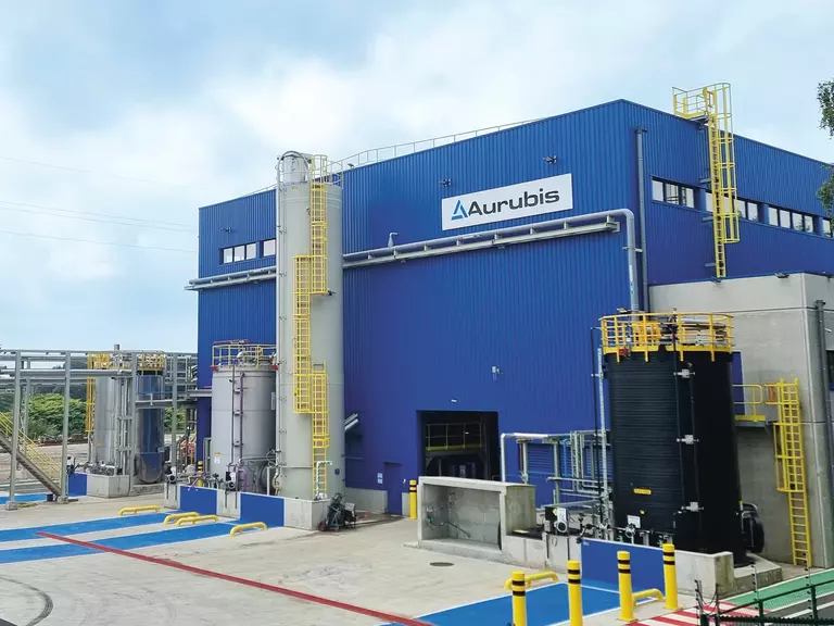 Frontalperspektive auf blaue Wellblechfassade einer Aurubis-Halle