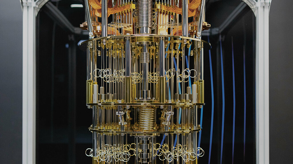 Gelber Quantencomputer auf blauschwarzem Grund
