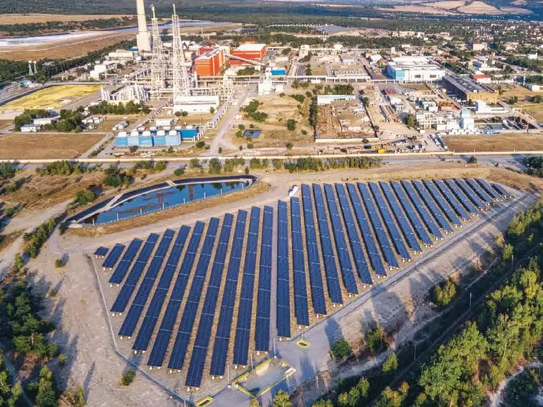  Vogelperspektive auf den ausgebauten Solarpark von Aurubis Bulgaria