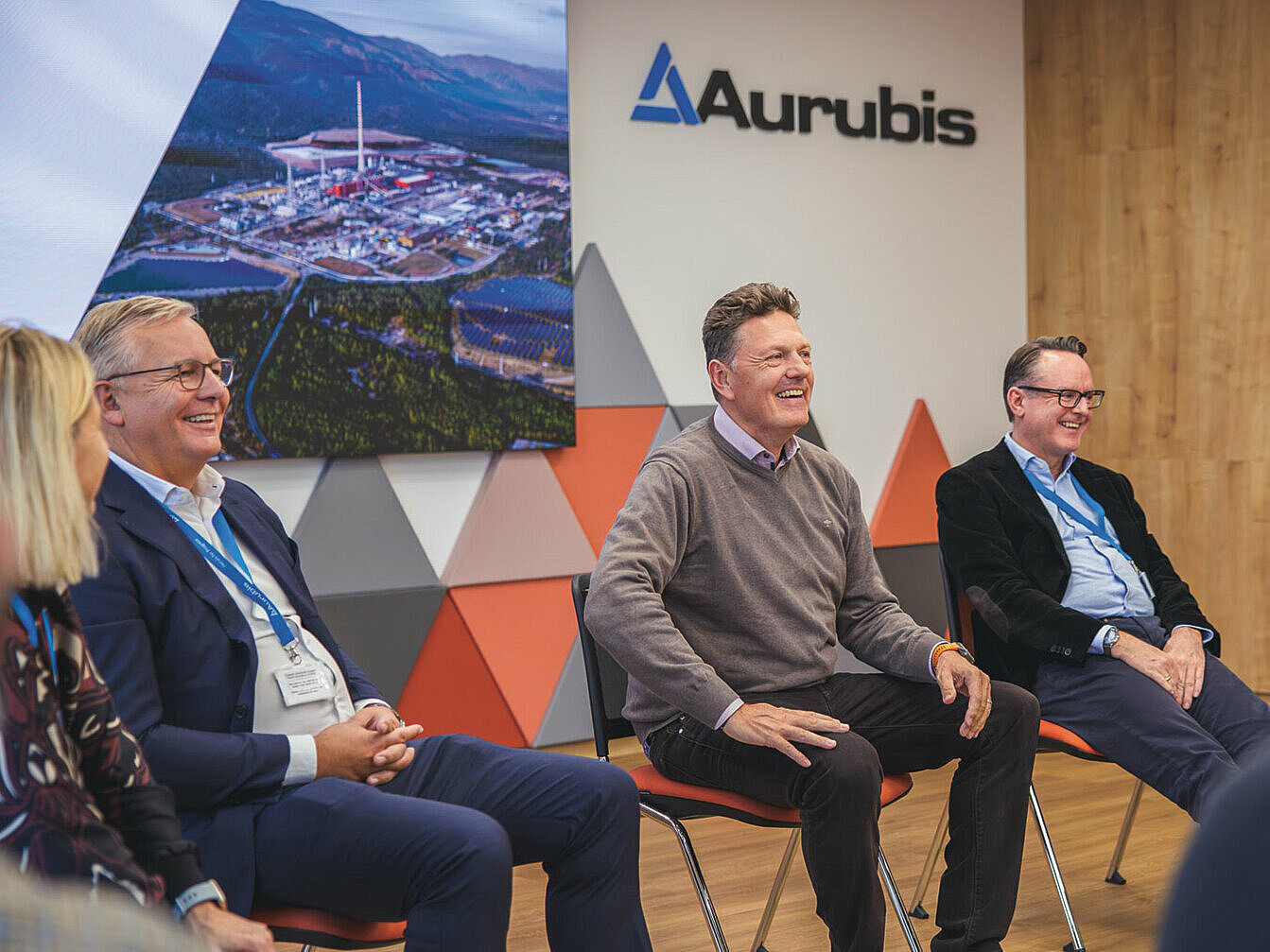 Vier Personen in formeller Kleidung, darunter drei Männer und eine Frau, die im Rahmen des Programms TOGETHER geschult werden