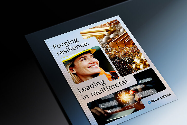 Cover des Aurubis-Magazins auf einem Tisch 