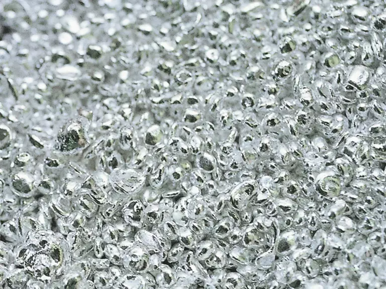 Nahaufnahme von Silbergranulat