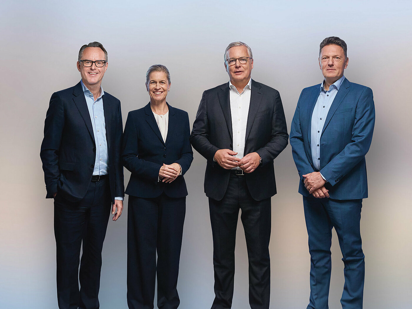 Vorstandsfoto mit Steffen Hoffmann (CFO), Inge Hofkens (COO), Dr. Toralf Haag (CEO), Tim Kurth (COO) im schwarzen Anzug und Kleid