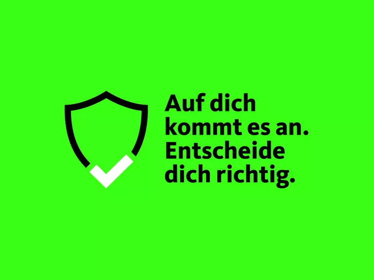 Key Visual der konzernweiten Kommunikationskampagne mit schwarzem Schriftzug auf grünem Grund: "Auf dich kommt es an. Entscheide dich richtig". Links daneben ein schwarz umrandetes Schildsymbols mit weißem Haken darunter.