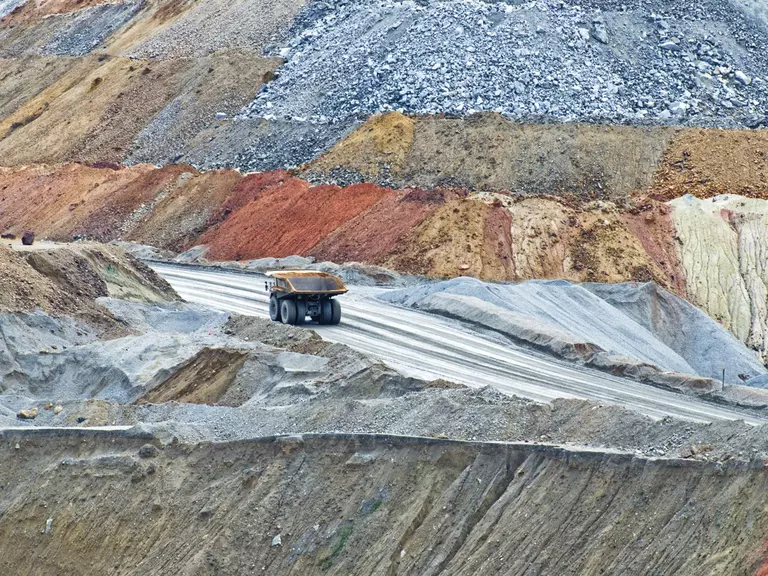 Kupferabbau in einer Mine in Montana, im Zentrum des Bildes ein gelber LKW